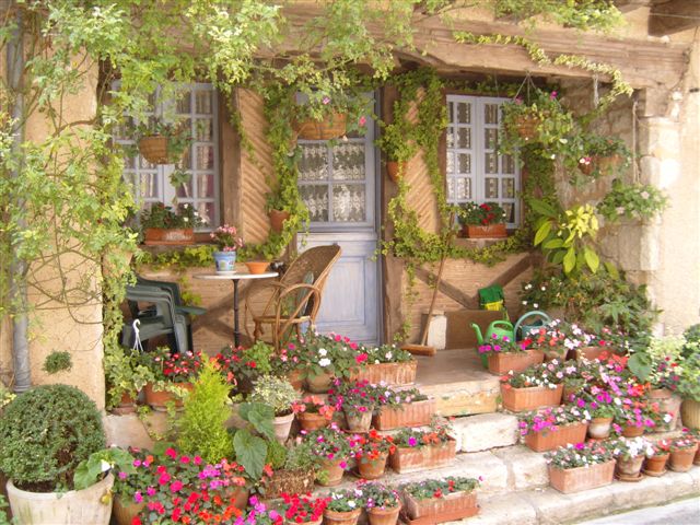 Huis met bloemen.jpg Huis met bloemen.jpg